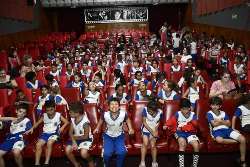 2.700 alunos vão ao cinema