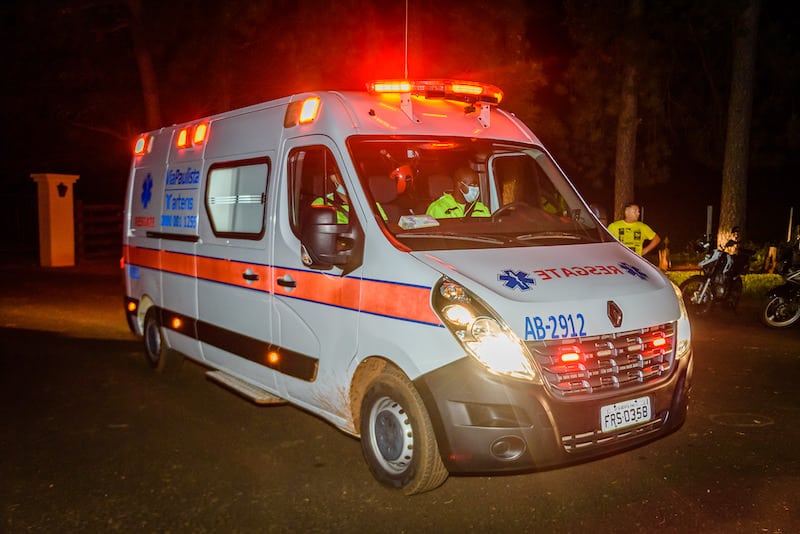 Motociclista se fere ao colidir com caminhão na SP-318