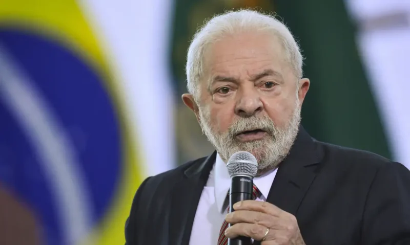 Lula é operado às pressas após ter sangramento cerebral