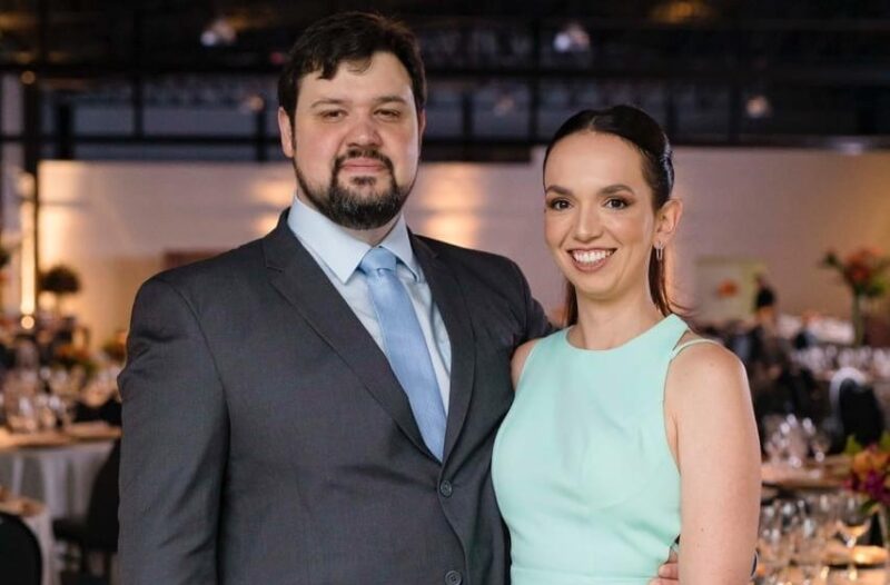 Médicos Roberto Muniz Júnior e Carolina Toniolo Zenatti receberão títulos de cidadania são-carlense  