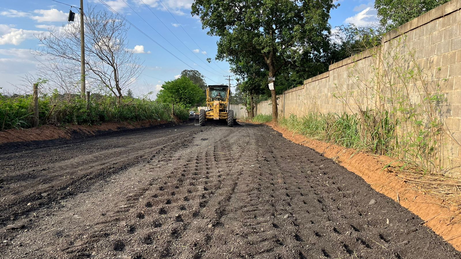 Prefeitura inicia pavimentação de trecho da estrada Ibaté/Ribeirão Bonito