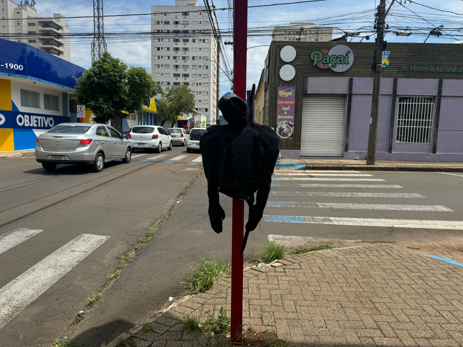 Boneco negro pendurado em cruzamento gera indignação em São Carlos no Dia da Consciência Negra
