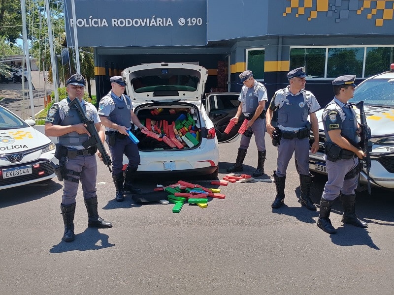 Veículo com placas falsas é apreendido com 600 kg de maconha