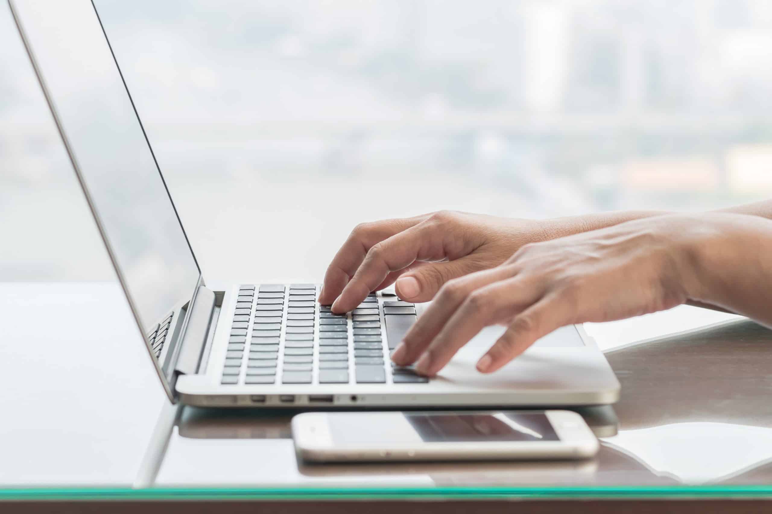 Tentativa de extorsão após envio de fotos íntimas é registrada