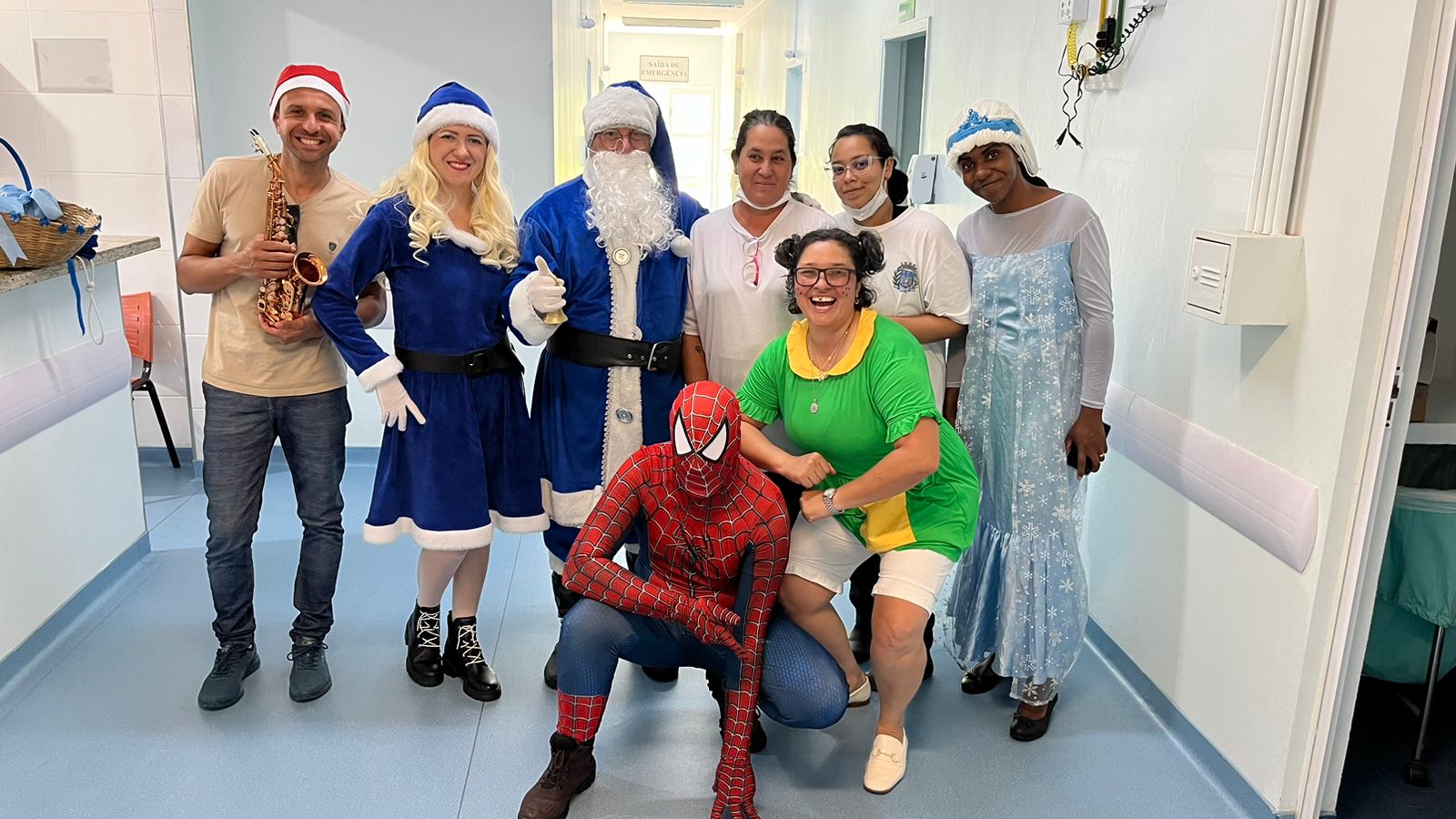 Hospital tem Papai Noel azul