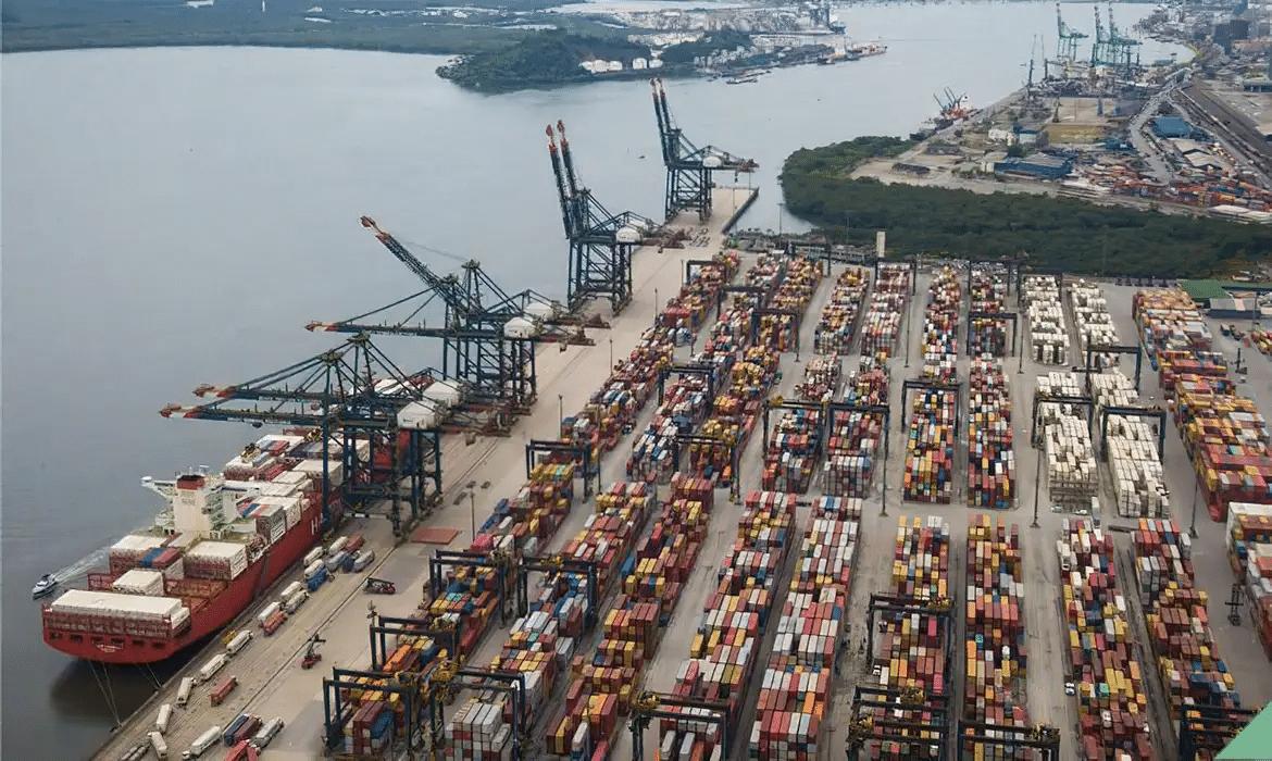 Balança comercial tem superávit de US$ 8,15 bi