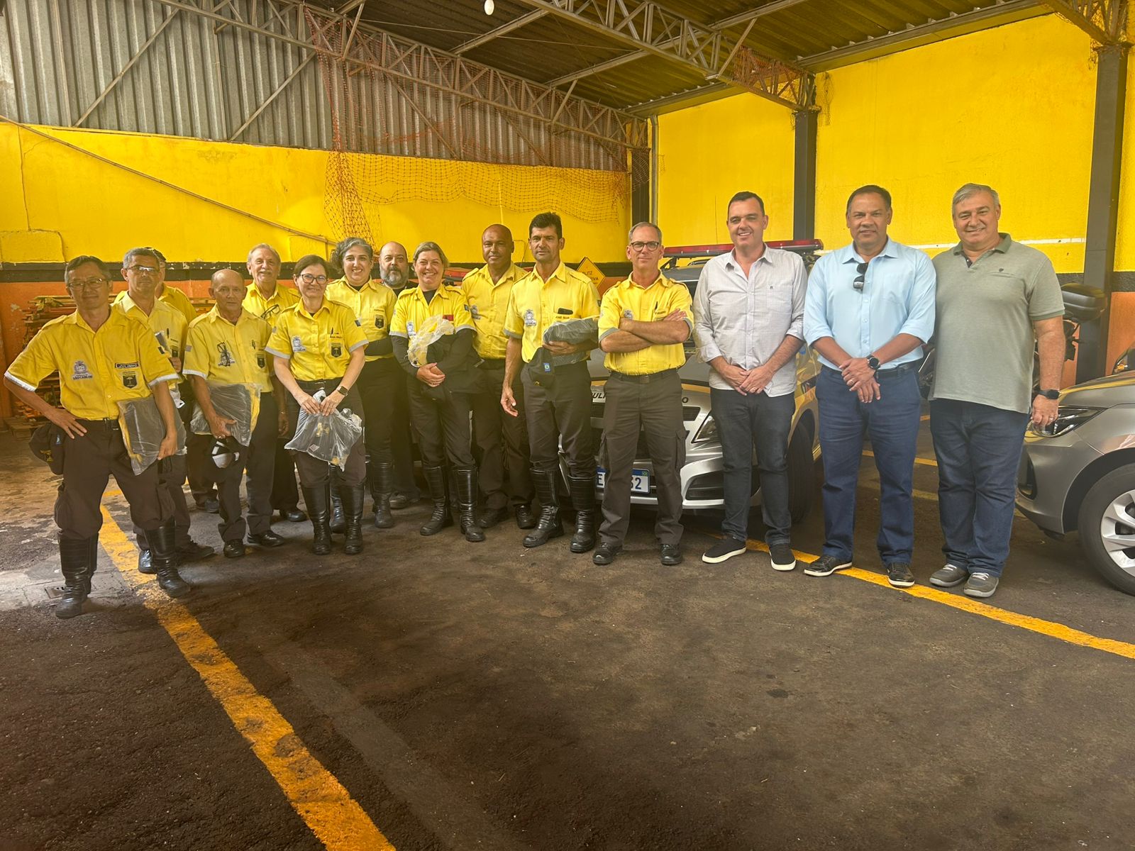 Agentes recebem novos uniformes