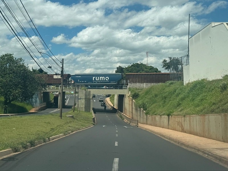Rumo Logística denuncia invasão e desengate de vagões em linha férrea