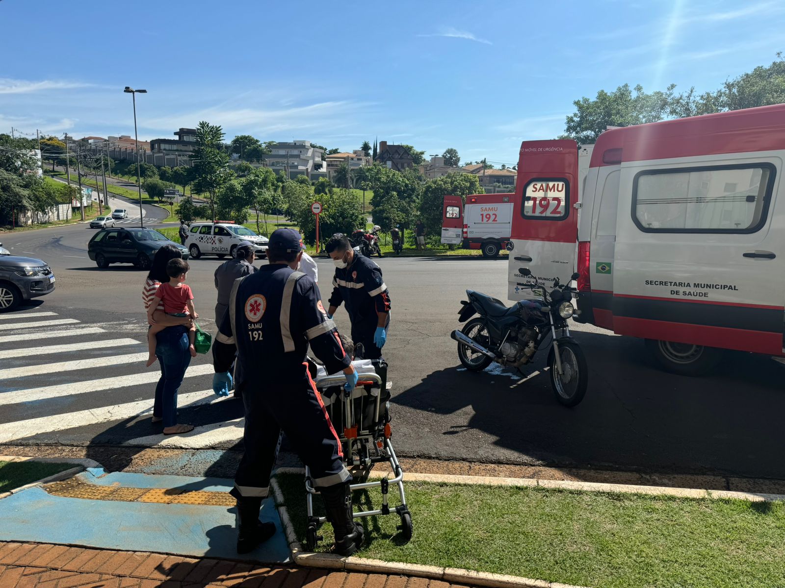 Motociclistas sofrem acidente devido a óleo espalhado no asfalto