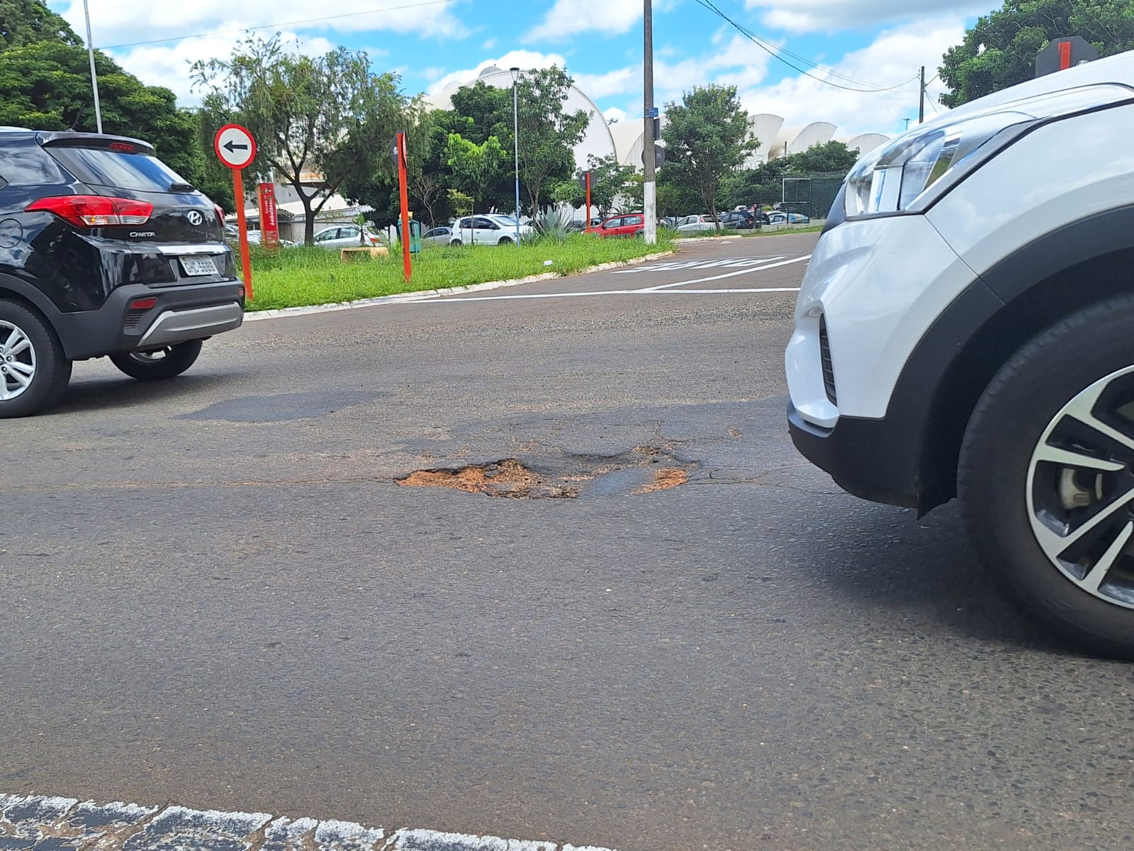 Buracos em rotatória próxima ao SAMU geram revolta