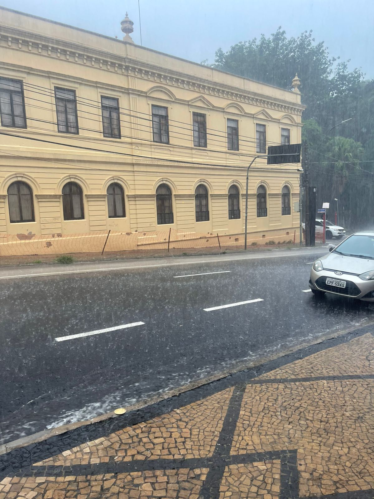 Chuva forte atinge São Carlos e assusta comerciantes