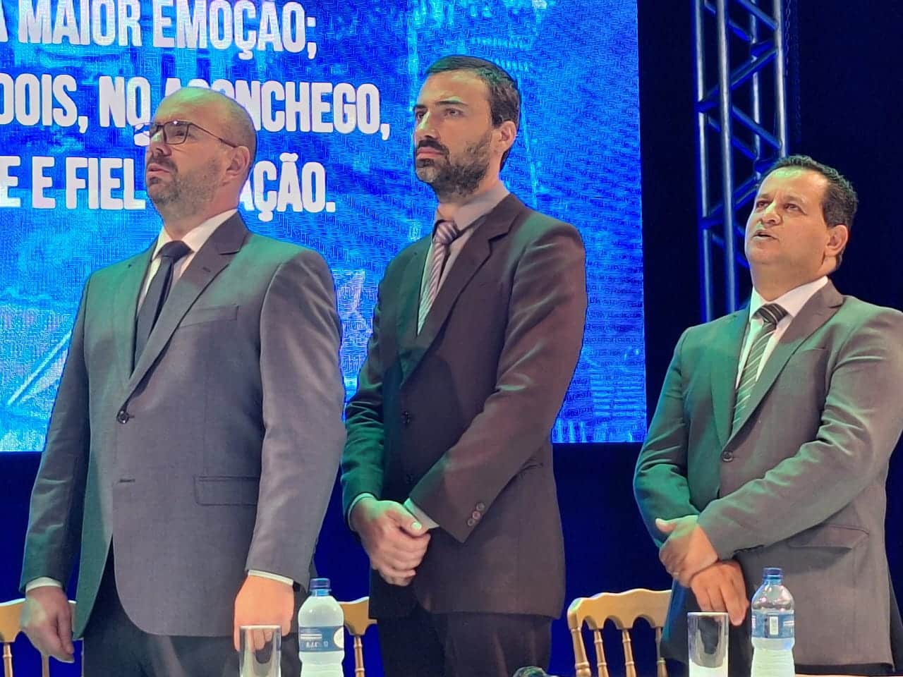 Cerimônia começa com execução dos Hinos Nacional e de São Carlos
