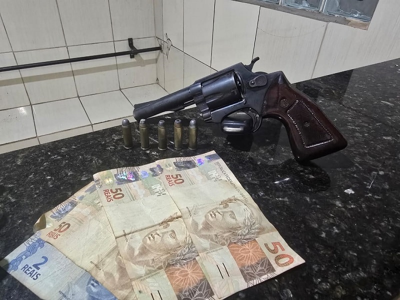 Homem é preso com drogas e arma de fogo na Vila Jacobucci