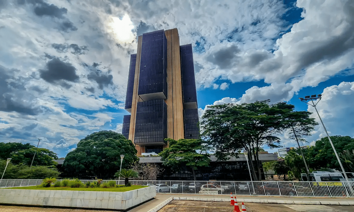 BC reduz previsão para 1,9%