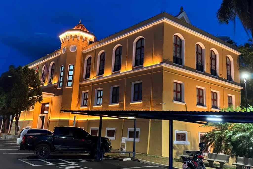 Marquinho Amaral divulga nova iluminação em prédio histórico da Câmara