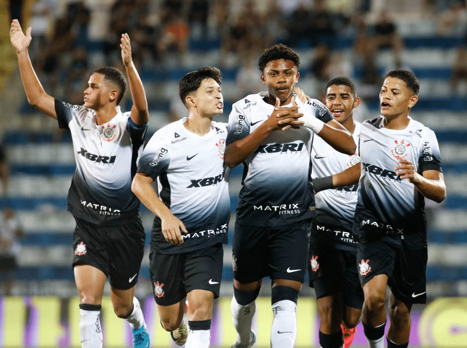 Corinthians sofre, mas avança à terceira fase