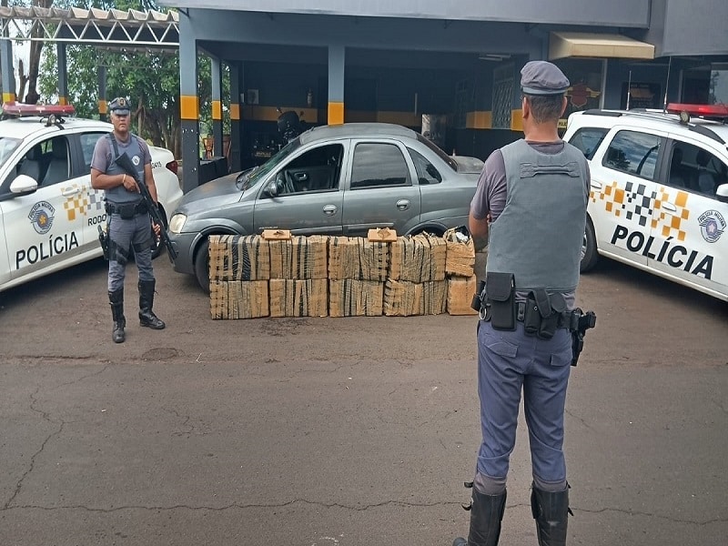 Motorista é preso com 350 kg de drogas em carro roubado