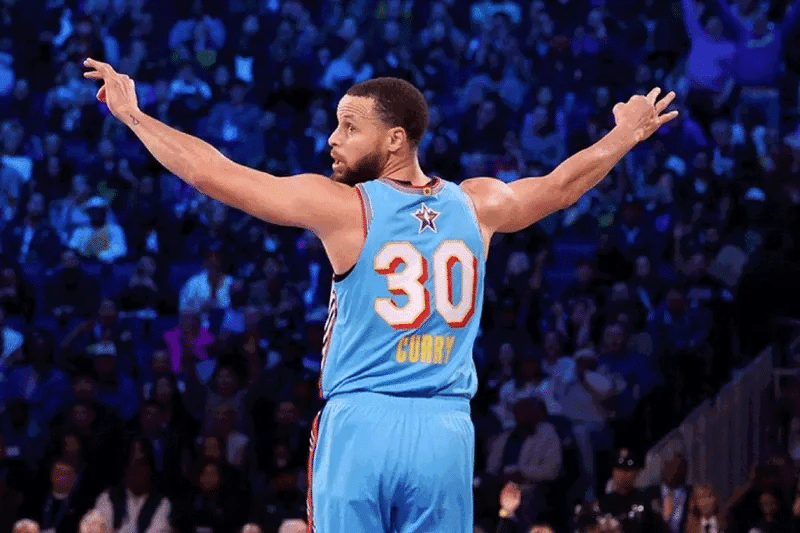 Stephen Curry brilha em casa