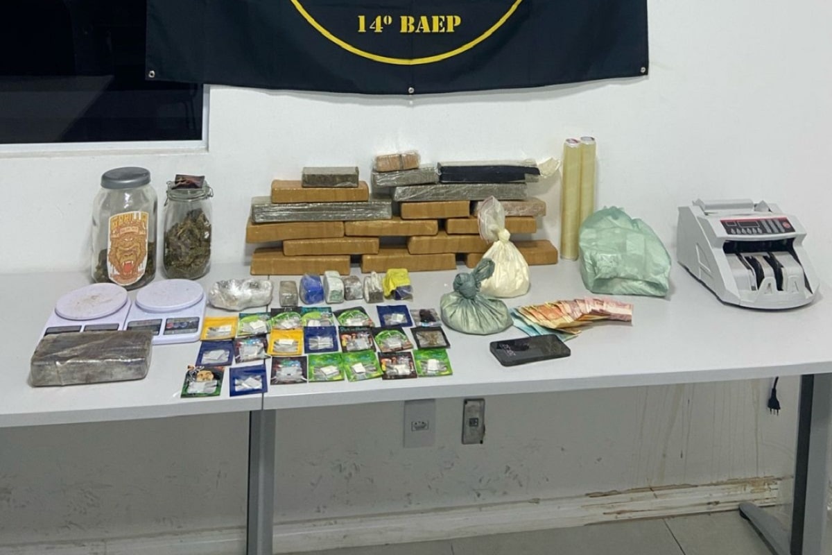 Cão farejador encontra drogas escondidas em geladeira