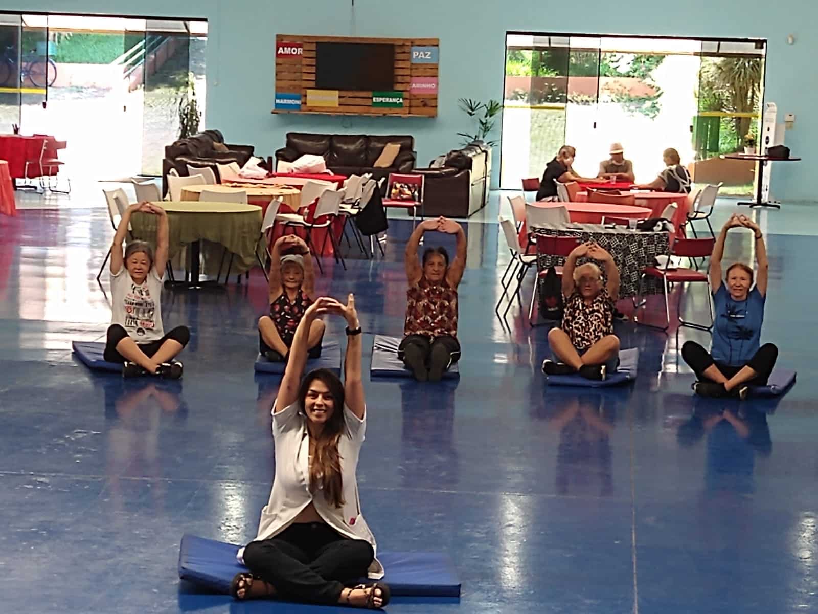 Frequentadores têm aula de alongamento
