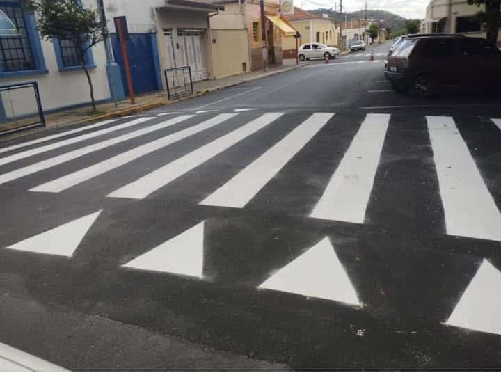 Prefeitura instala lombada em frente a EMEI