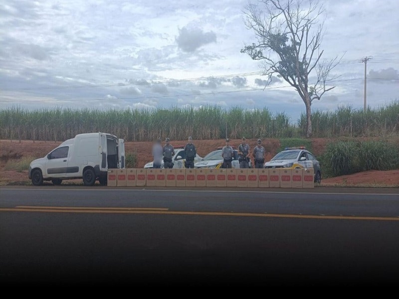 PM Rodoviária intercepta caminhão com 10 mil maços de cigarros contrabandeados