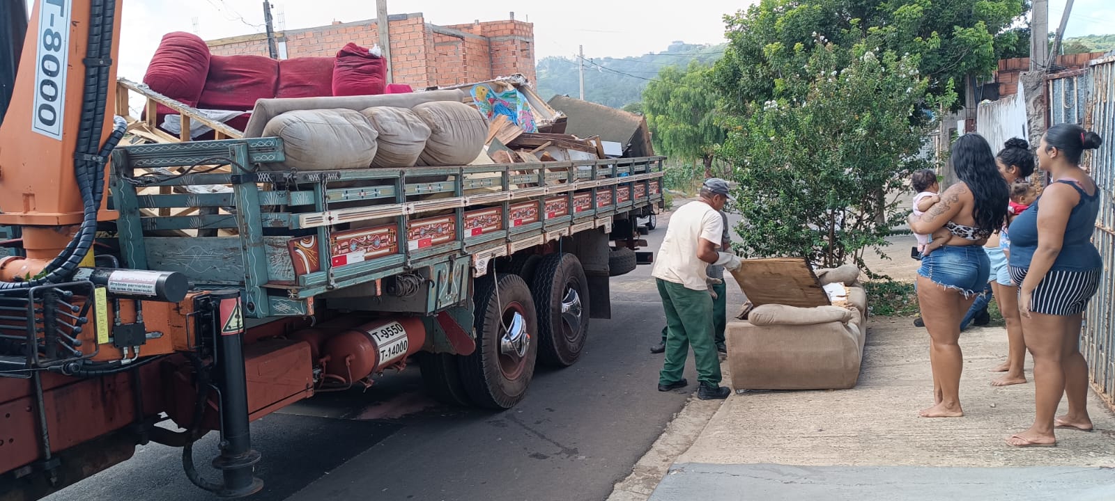 1º dia retira mais de 15 caminhões de inservíveis