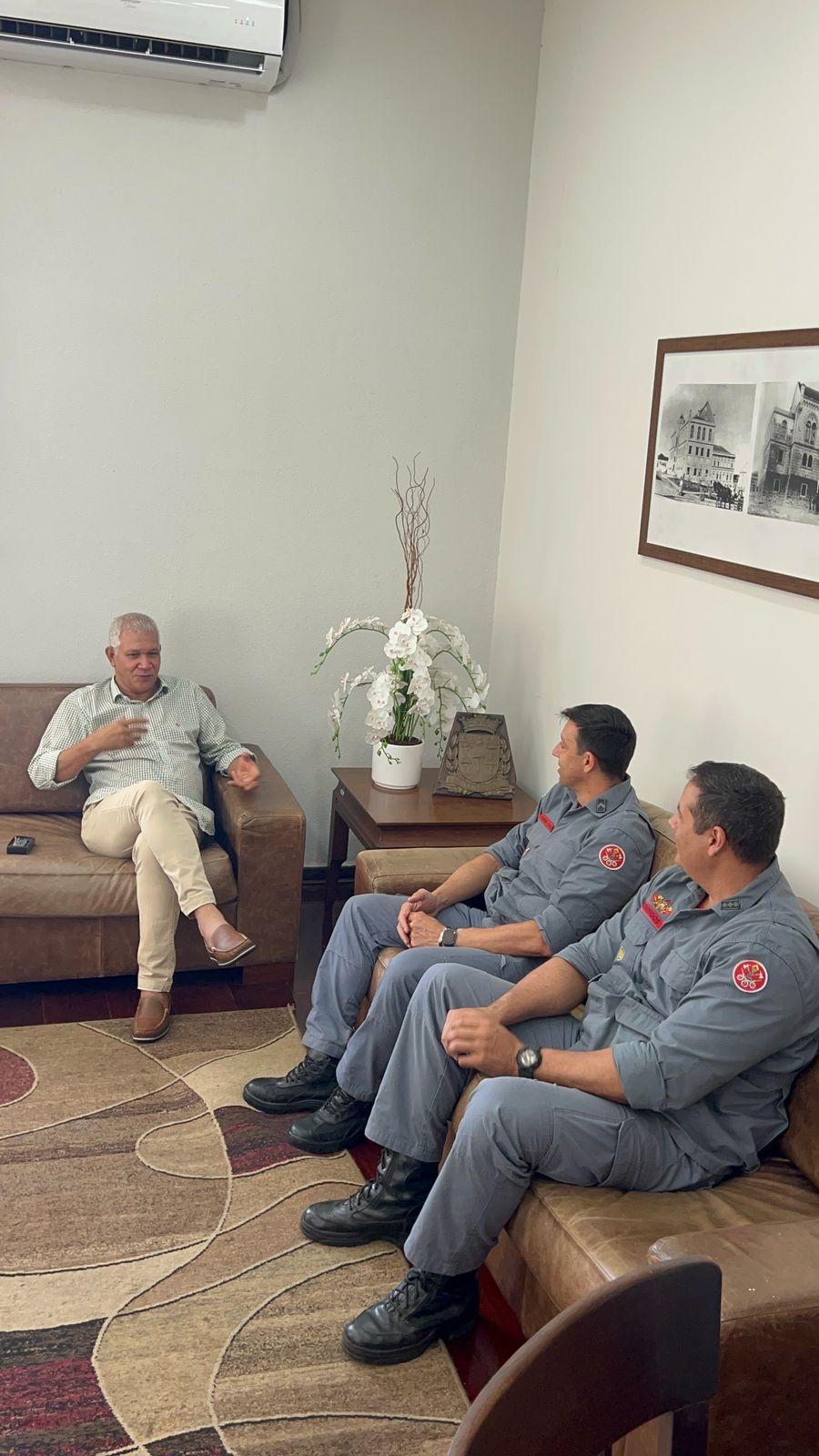Comandante dos Bombeiros visita Câmara Municipal e discute segurança pública com Lucão Fernandes