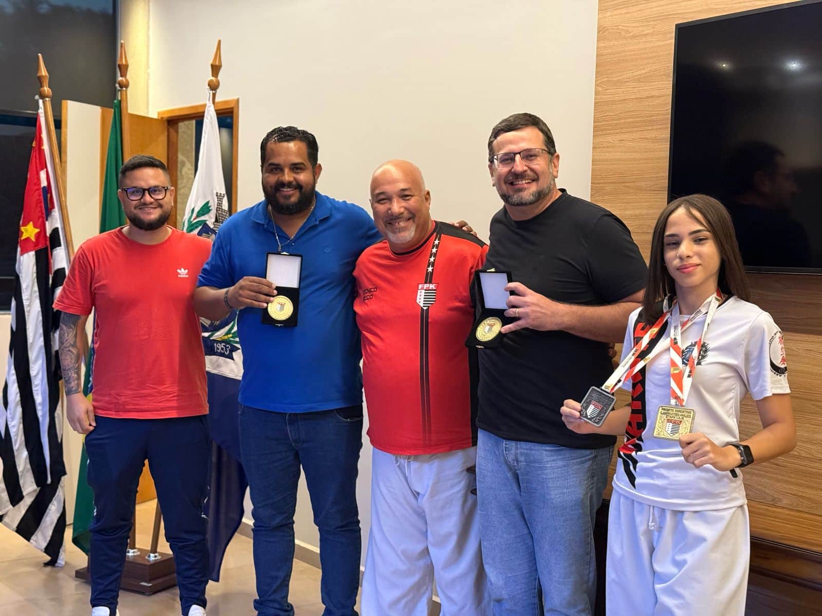Prefeito recebe medalhas do karatê