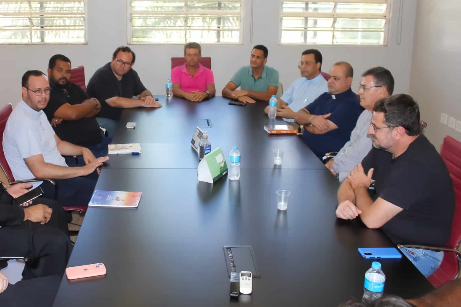 Prefeito se reúne com padres e Bispo
