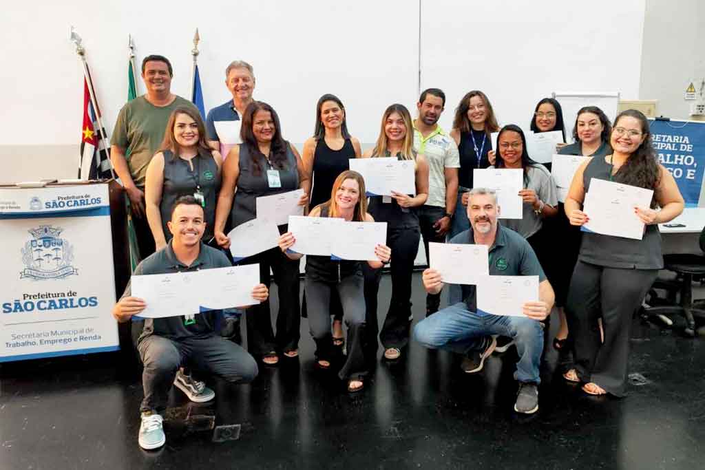 Funcionários da RC Terceirização recebem certificados de cursos de capacitação na Casa do Trabalhador