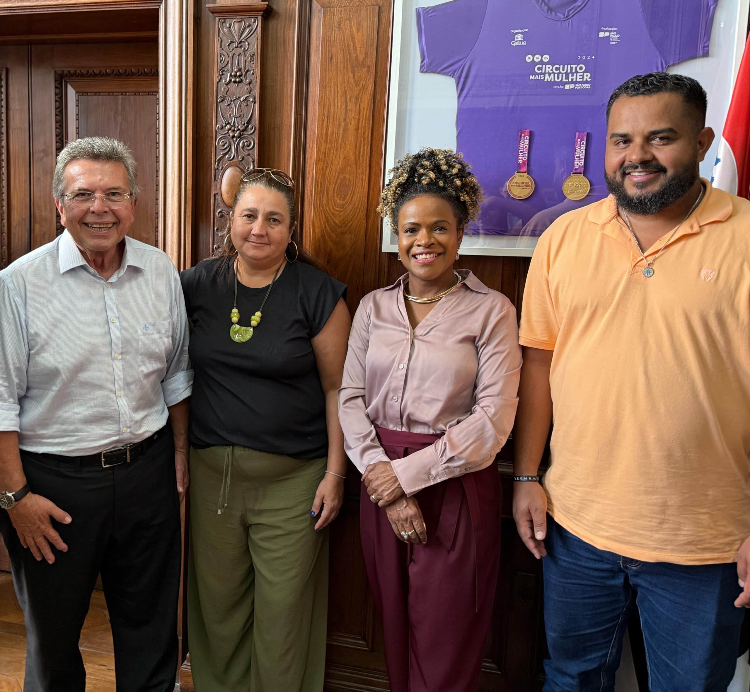 Vice-prefeito e vereadora garantem kits esportivos