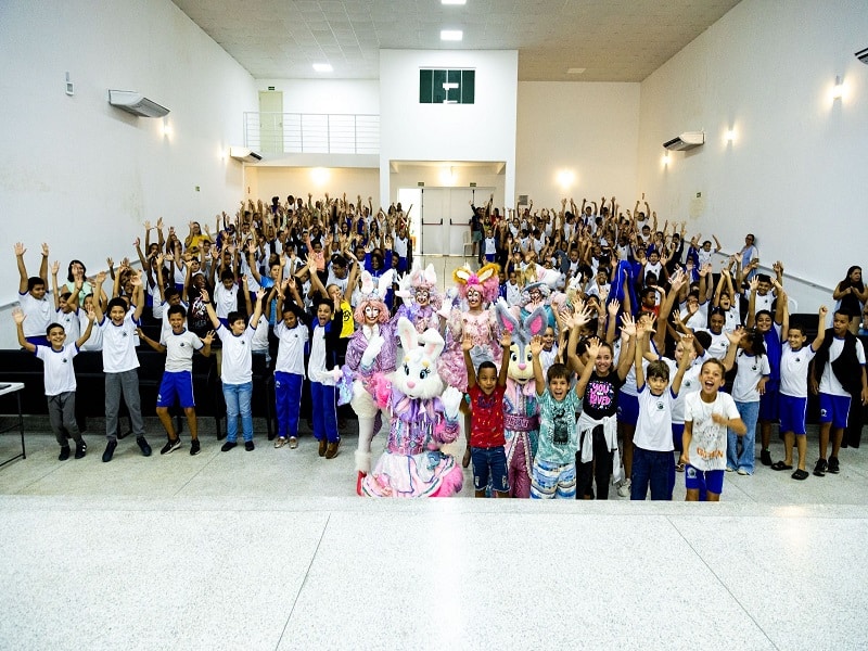 Estudantes das escolas municipais de Ribeirão Bonito assistem ao espetáculo de Páscoa no teatro
