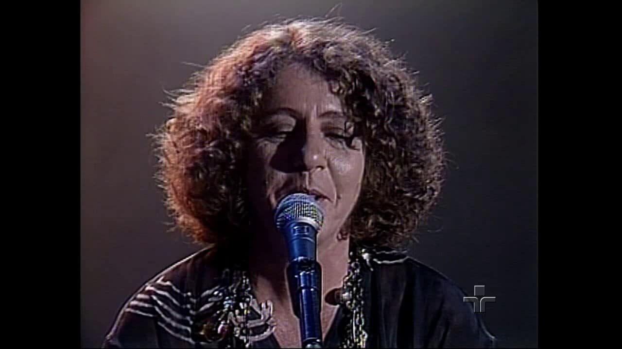 Morre a cantora Cristina Buarque, aos 74 anos