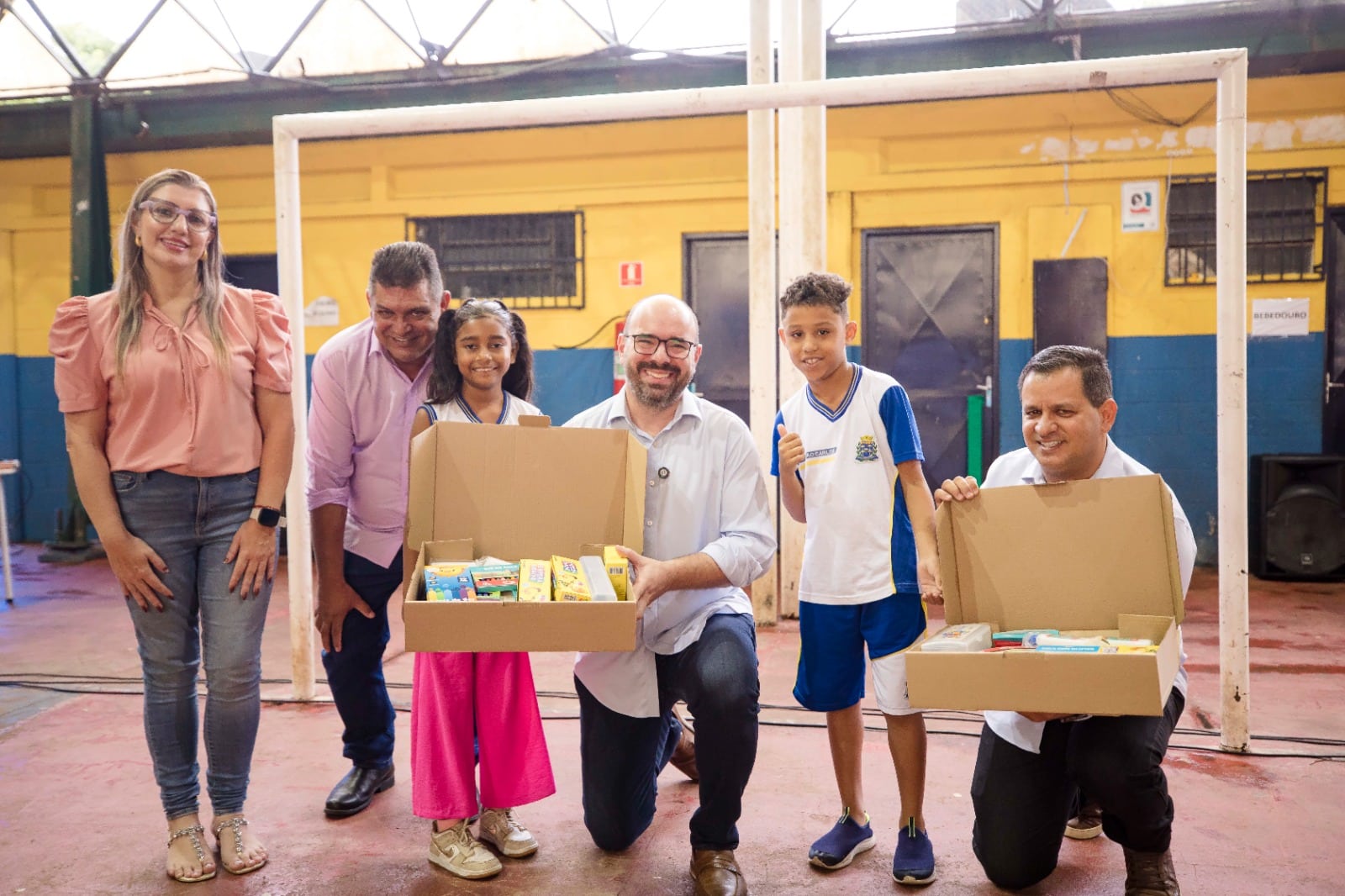 Prefeitura entrega kits escolares a alunos