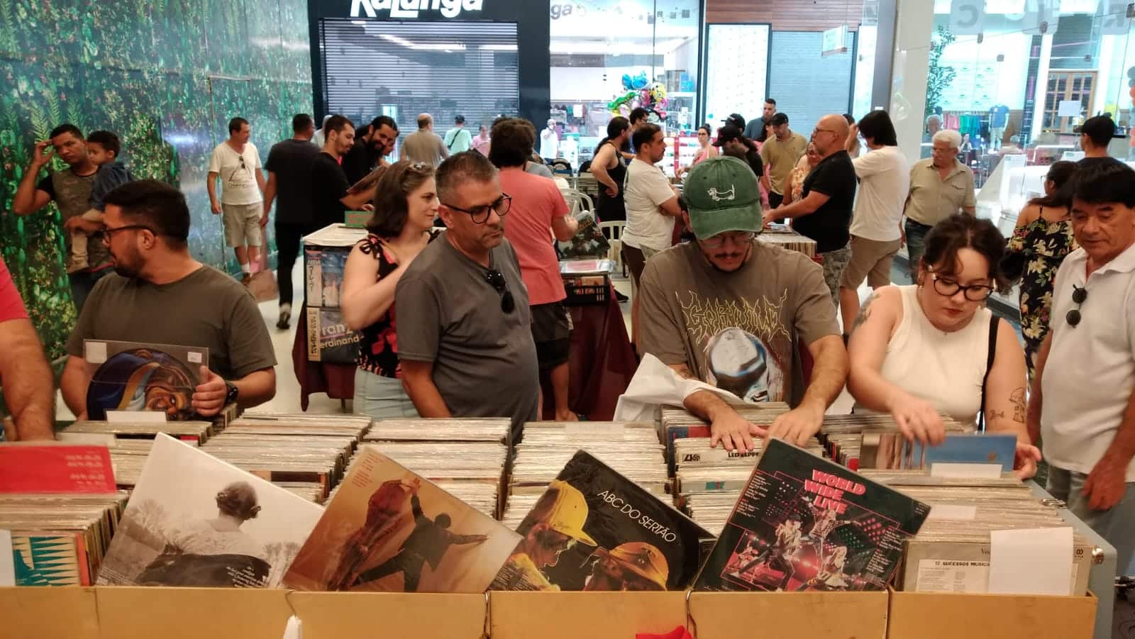 Feira de Discos Warlock reúne colecionadores e amantes da música no Iguatemi São Carlos