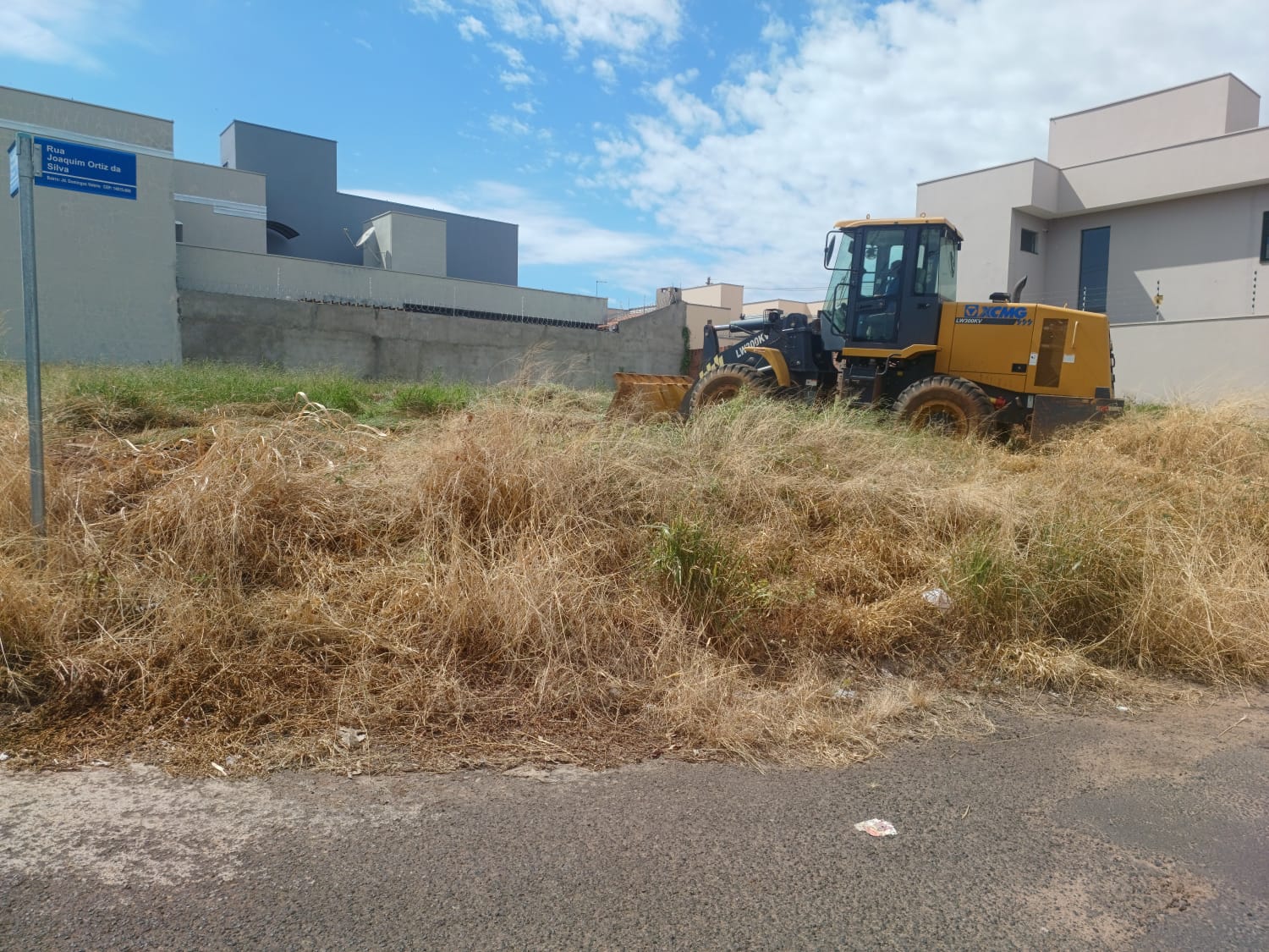 Prefeitura limpa terreno abandonado
