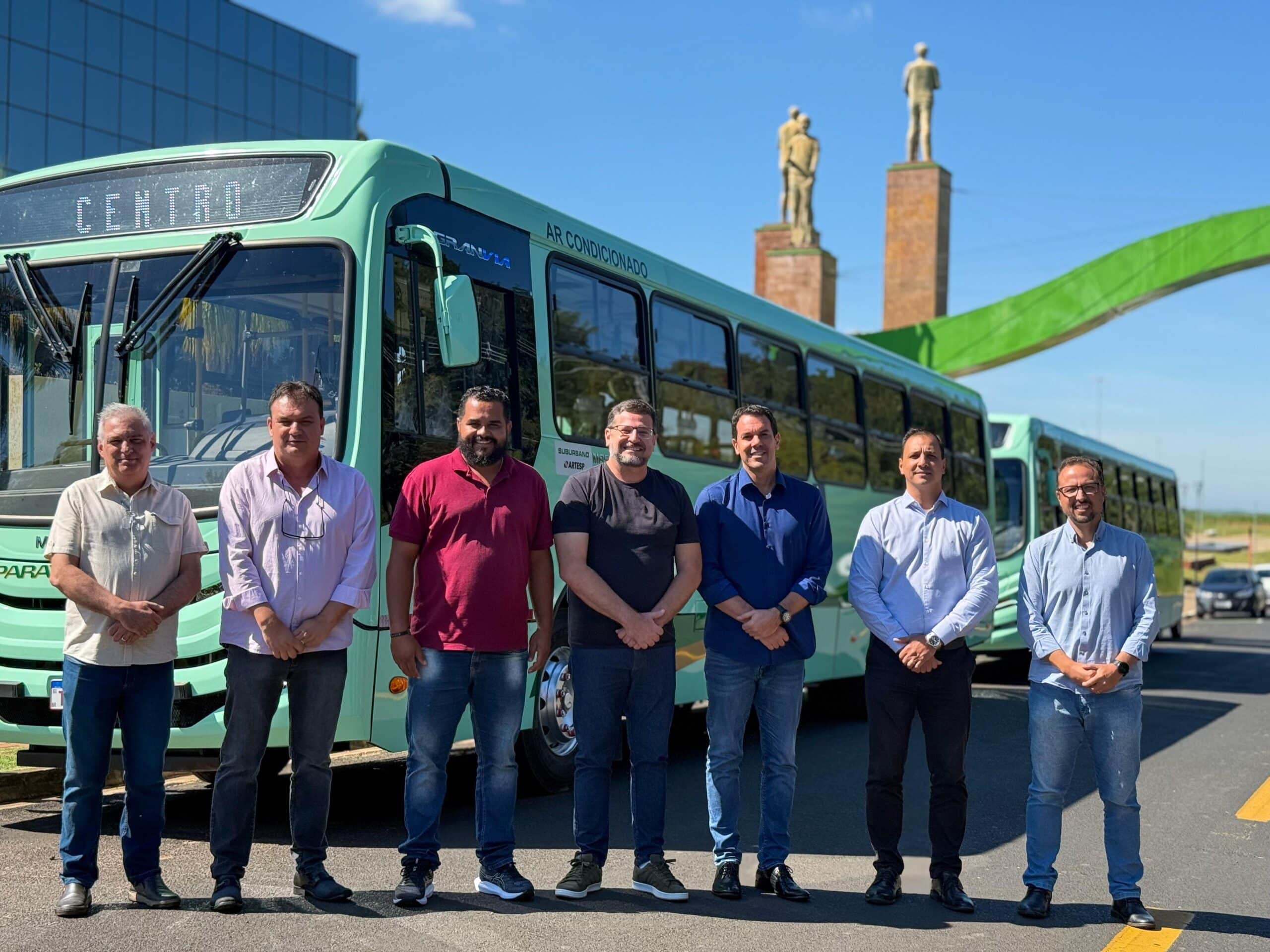 Ibaté recebe 2 ônibus novos e adaptados para transporte coletivo urbano