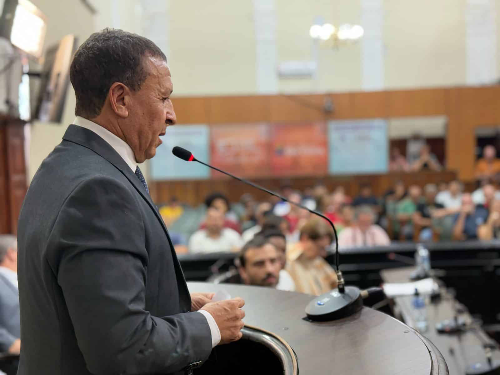 Vereador Edson Ferraz solicita atenção especial à limpeza e manutenção das calçadas em São Carlos