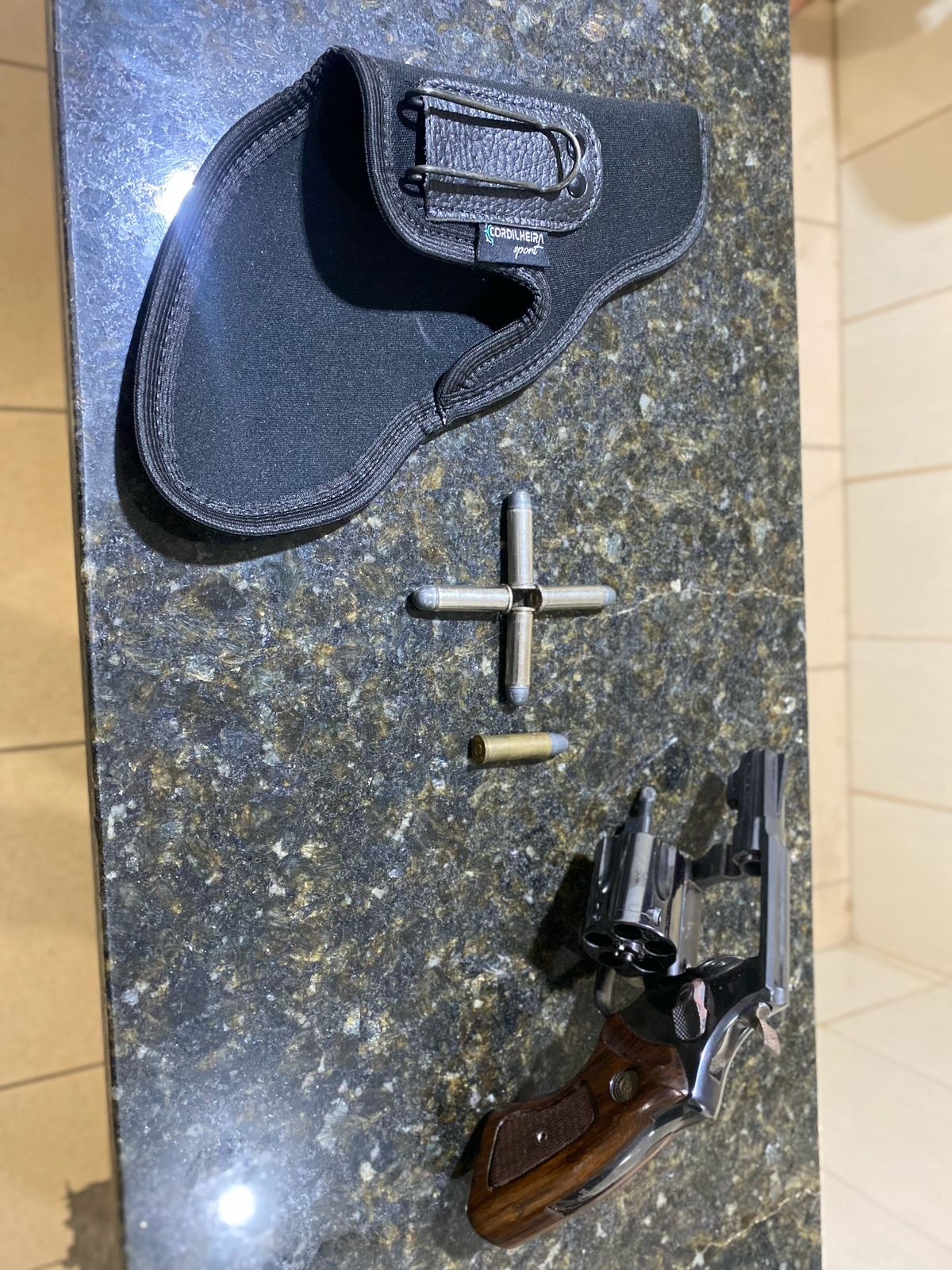 Tentativa de fuga leva à prisão por porte ilegal de arma no CDHU de São Carlos