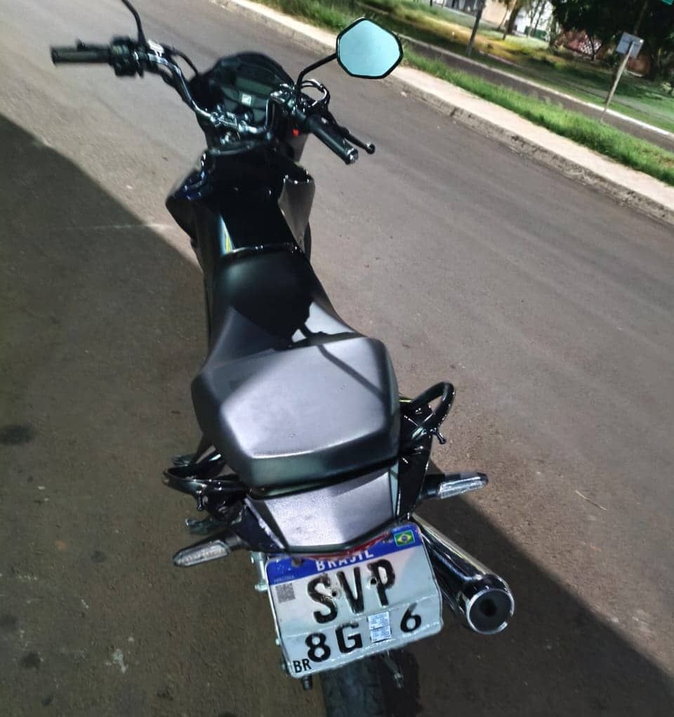 Condutor é preso após empinar motocicleta e adulterar placa