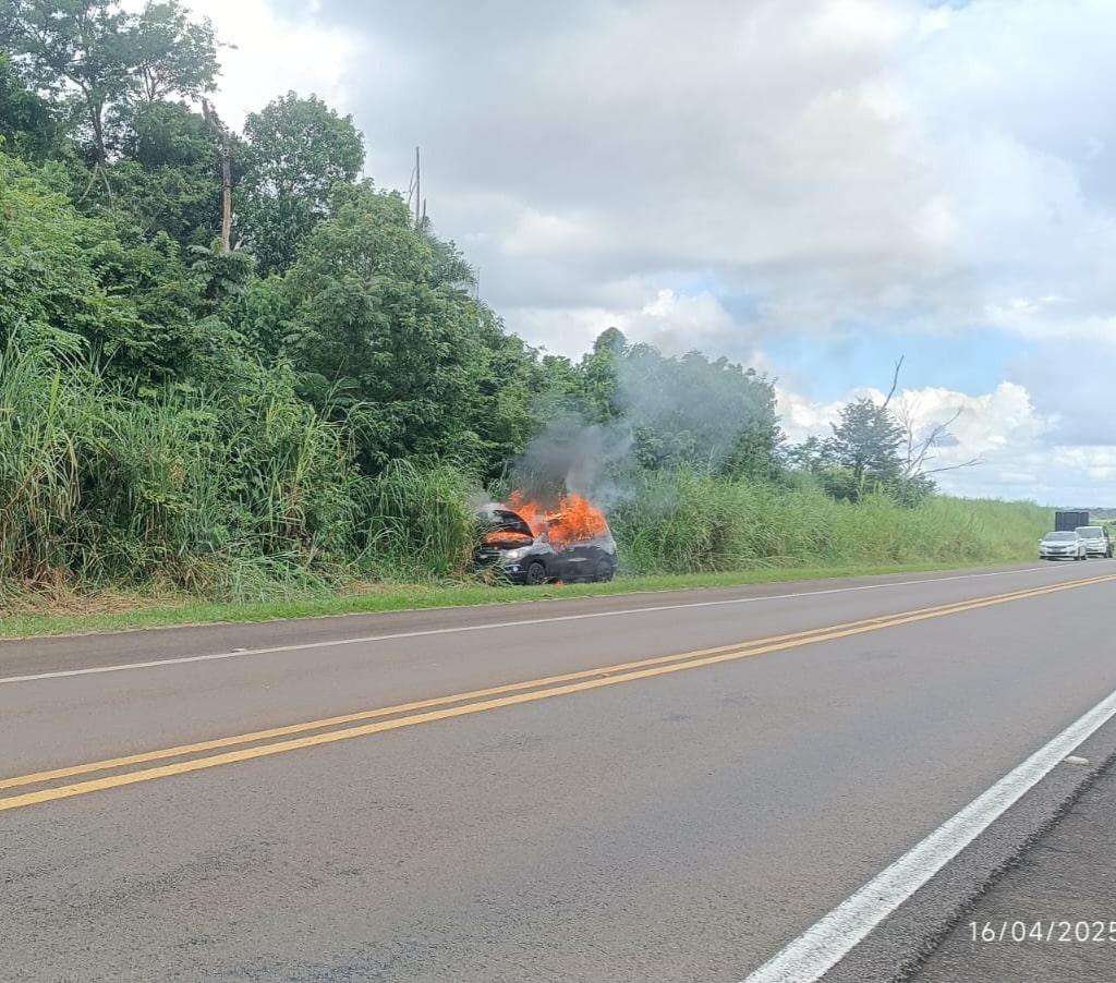 Carro pega fogo na rodovia Domingos Innocentini na tarde desta Quarta-feira Santa