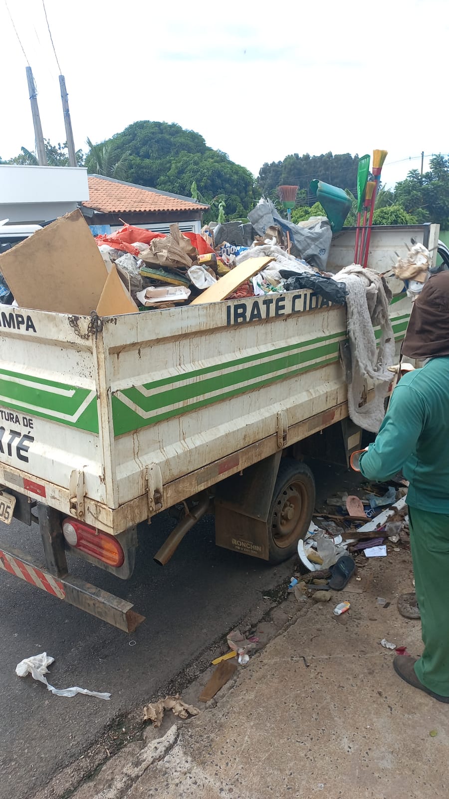 Prefeitura realiza limpeza de residência com acúmulo de entulhos e lixos no Jardim Icaraí