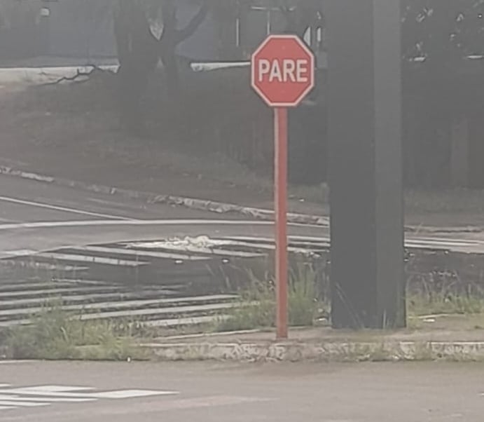 Flagrante: esgoto jorra de boca de lobo em São Carlos