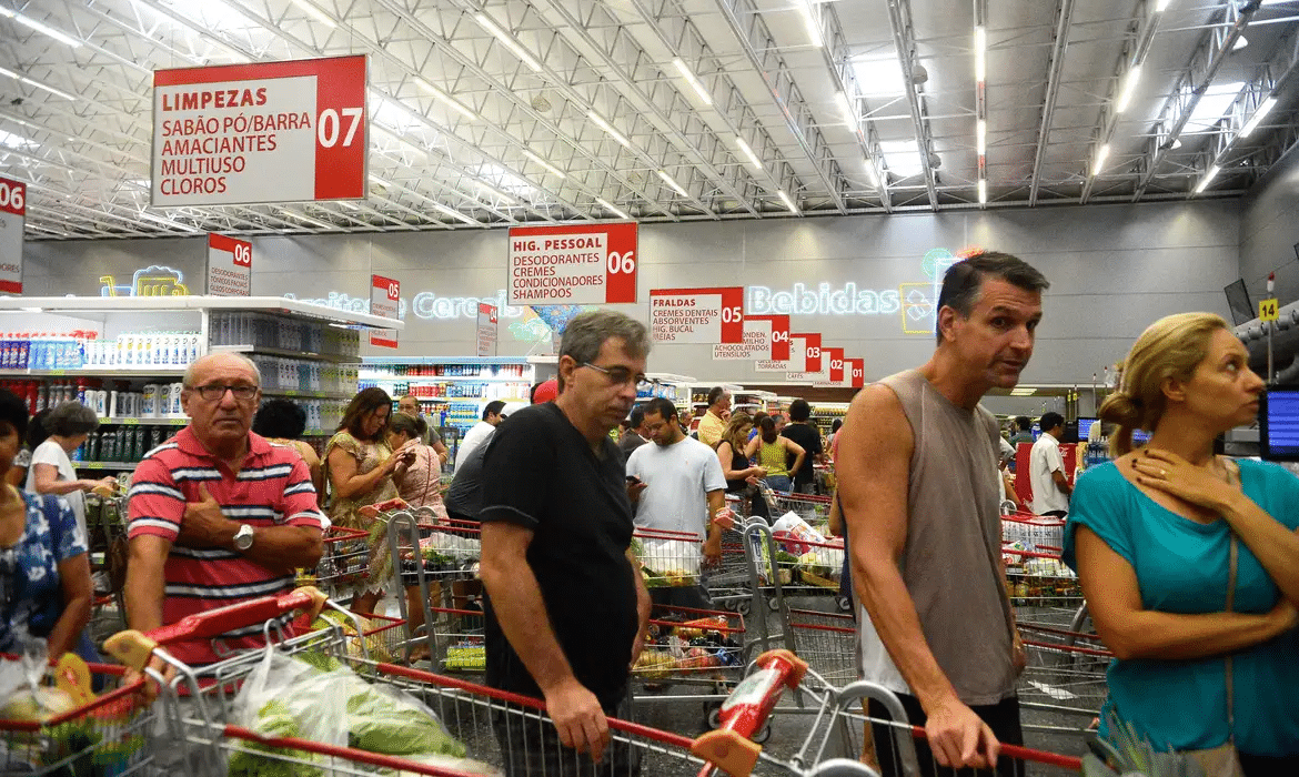 Inflação desacelera e fecha em 0,56%
