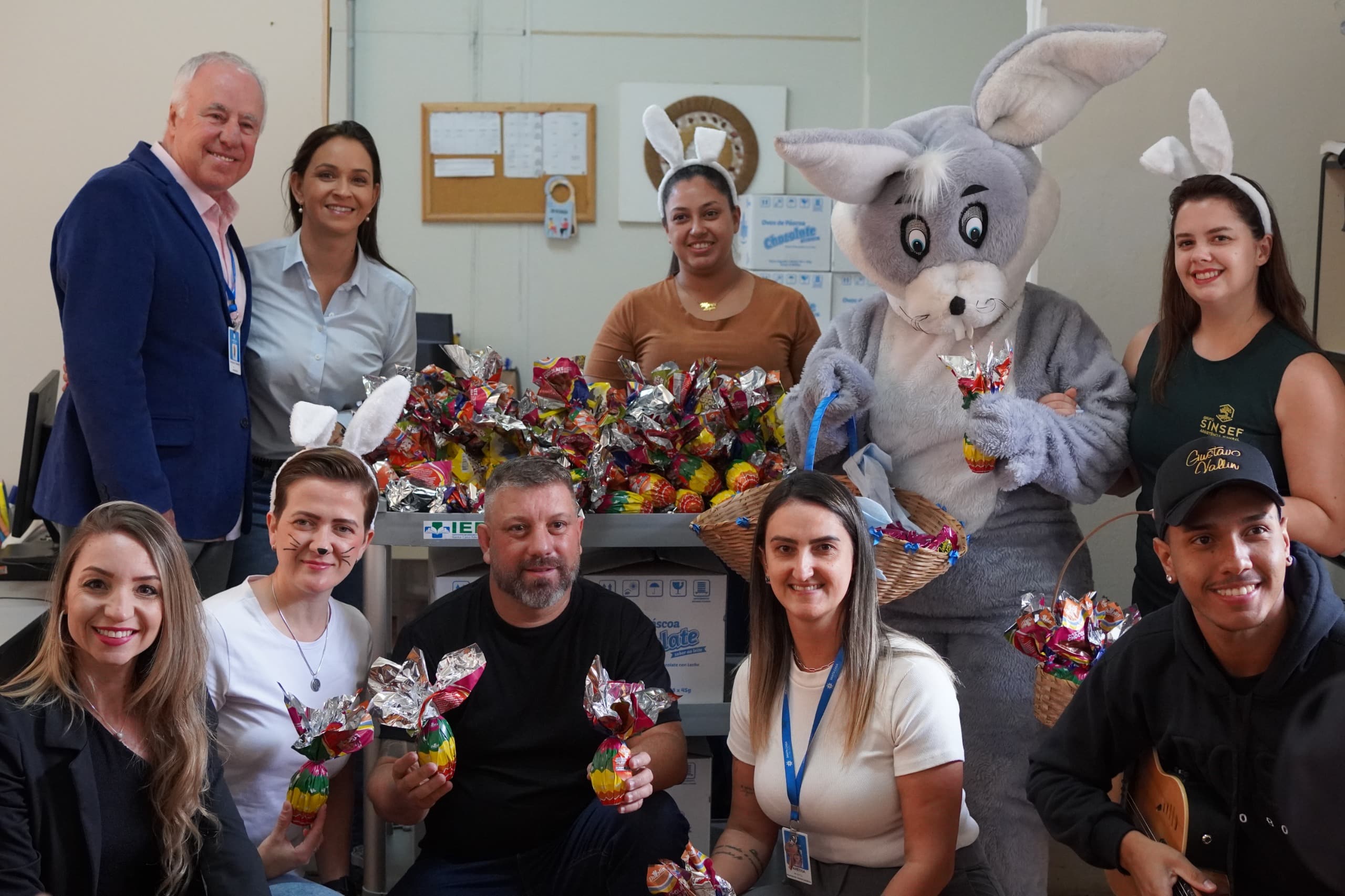 Alegria e solidariedade marcam entrega de ovos de Páscoa
