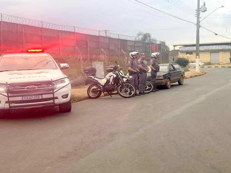 PM realiza operação bloqueio e recolhe veículos irregulares no Jardim Cruzado