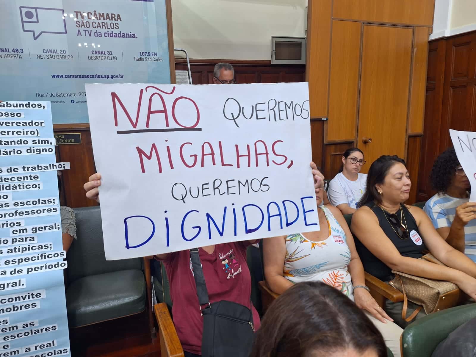 Em meio a protestos, Câmara de São Carlos aprova reajuste salarial para servidores